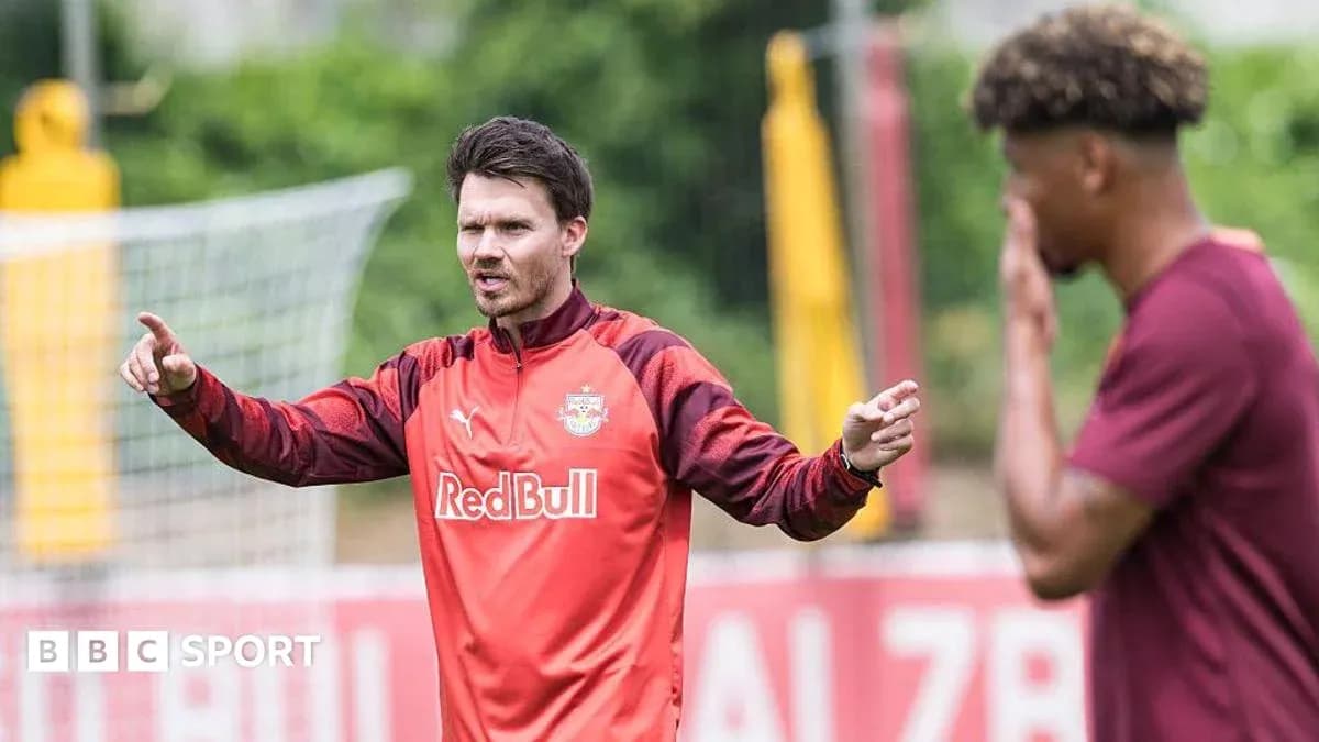 Entrenador dirigiendo a un jugador en entrenamiento Entrenador dirigiendo a un jugador en entrenamiento