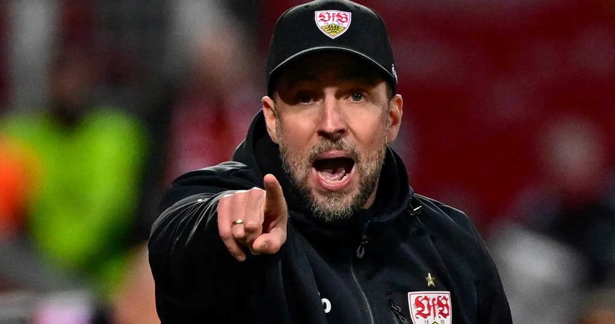 Entrenador señalando durante un partido de fútbol Entrenador señalando durante un partido de fútbol