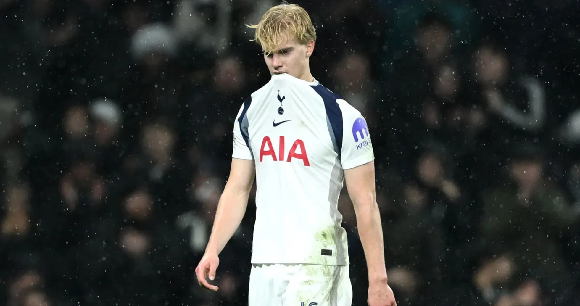 Jugador de Tottenham con camiseta sucia en partido Jugador de Tottenham con camiseta sucia en partido
