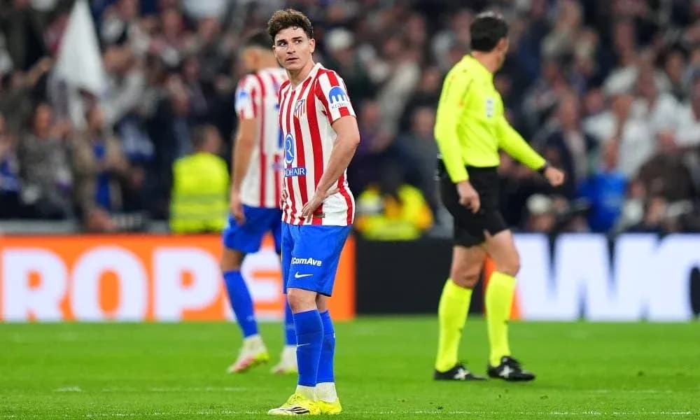Jugador de Atlético de Madrid en el campo durante el partido Jugador de Atlético de Madrid en el campo durante el partido