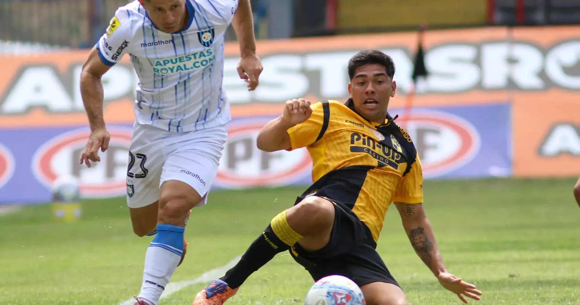 Jugador de Coquimbo Unido deslizándose por el balón Jugador de Coquimbo Unido deslizándose por el balón