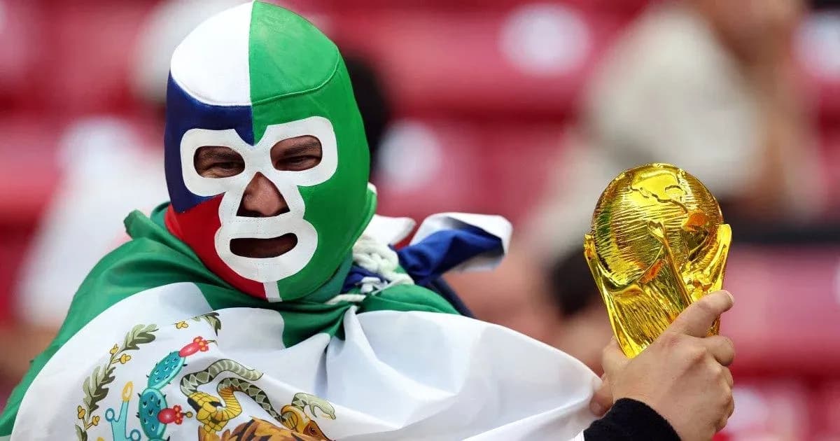 Afanoso con máscara y trofeo de la Copa del Mundo Afanoso con máscara y trofeo de la Copa del Mundo