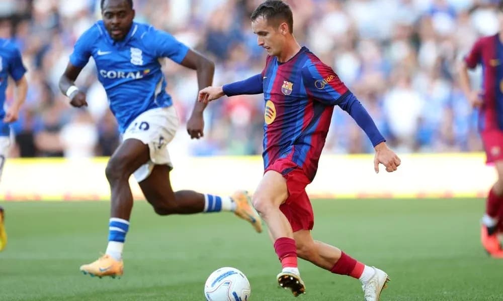 Jugador de Barcelona conduciendo el balón durante el partido Jugador de Barcelona conduciendo el balón durante el partido