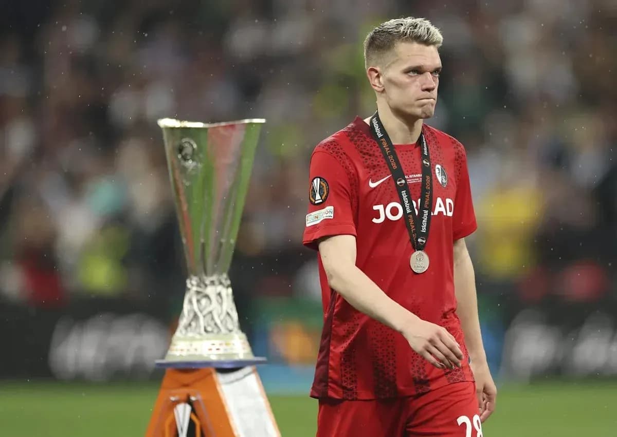 Jugador con medalla, caminando junto a trofeo UEFA Jugador con medalla, caminando junto a trofeo UEFA