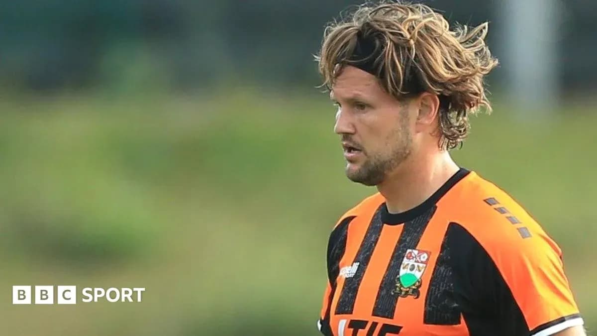 Jugador con camiseta naranja y negra en el campo Jugador con camiseta naranja y negra en el campo