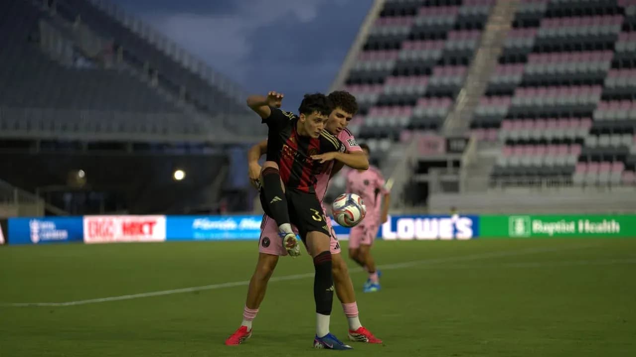 Jugadores compitiendo durante el partido de fútbol Jugadores compitiendo durante el partido de fútbol