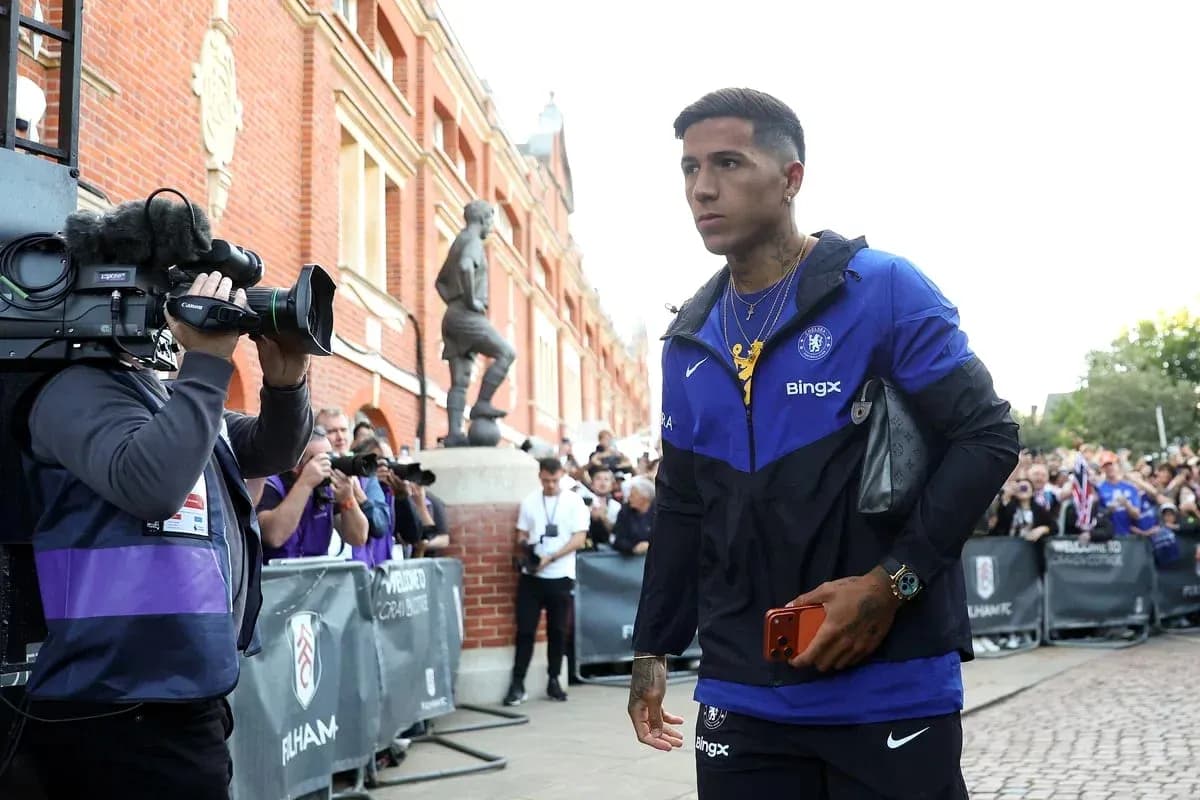 Jugador de Chelsea llegando al estadio rodeado de medios Jugador de Chelsea llegando al estadio rodeado de medios