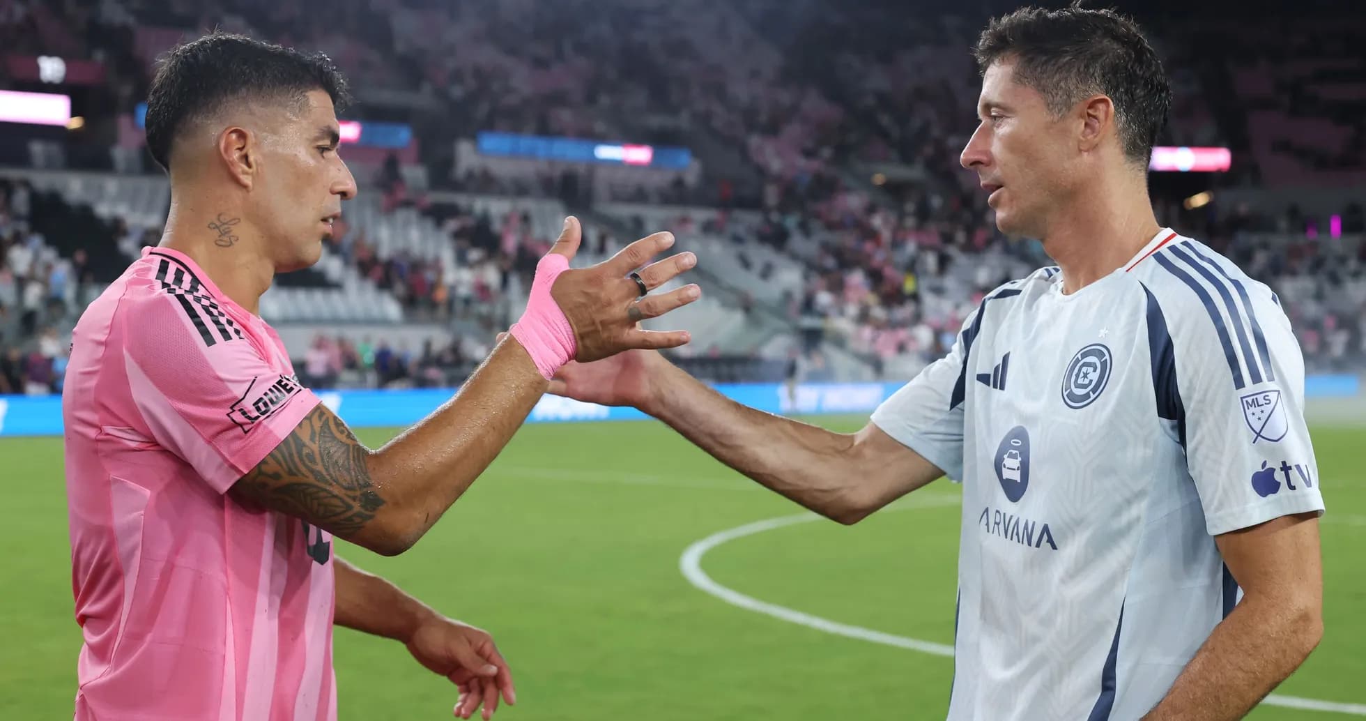 Jugadores dándose la mano tras el partido Jugadores dándose la mano tras el partido
