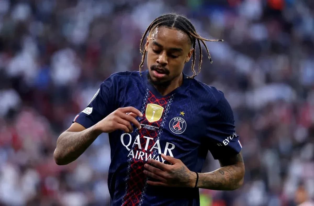 Jugador de PSG ajustando su camiseta durante el partido Jugador de PSG ajustando su camiseta durante el partido