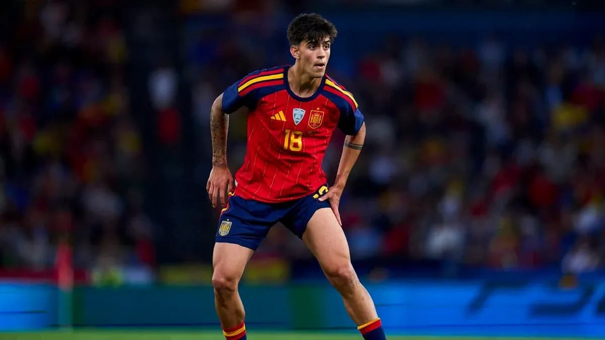 Jugador de España con camiseta roja en acción Jugador de España con camiseta roja en acción