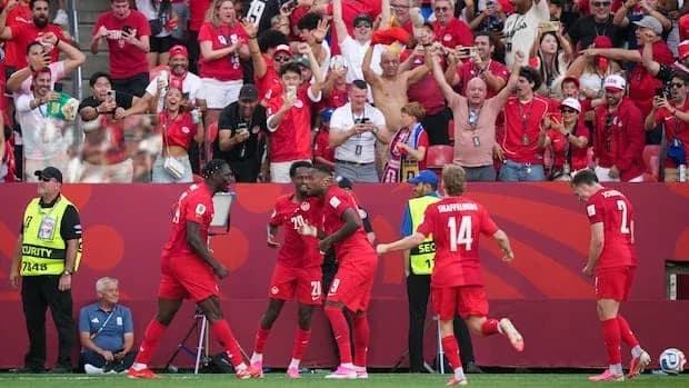 Jugadores celebrando un gol con aficionados animando Jugadores celebrando un gol con aficionados animando
