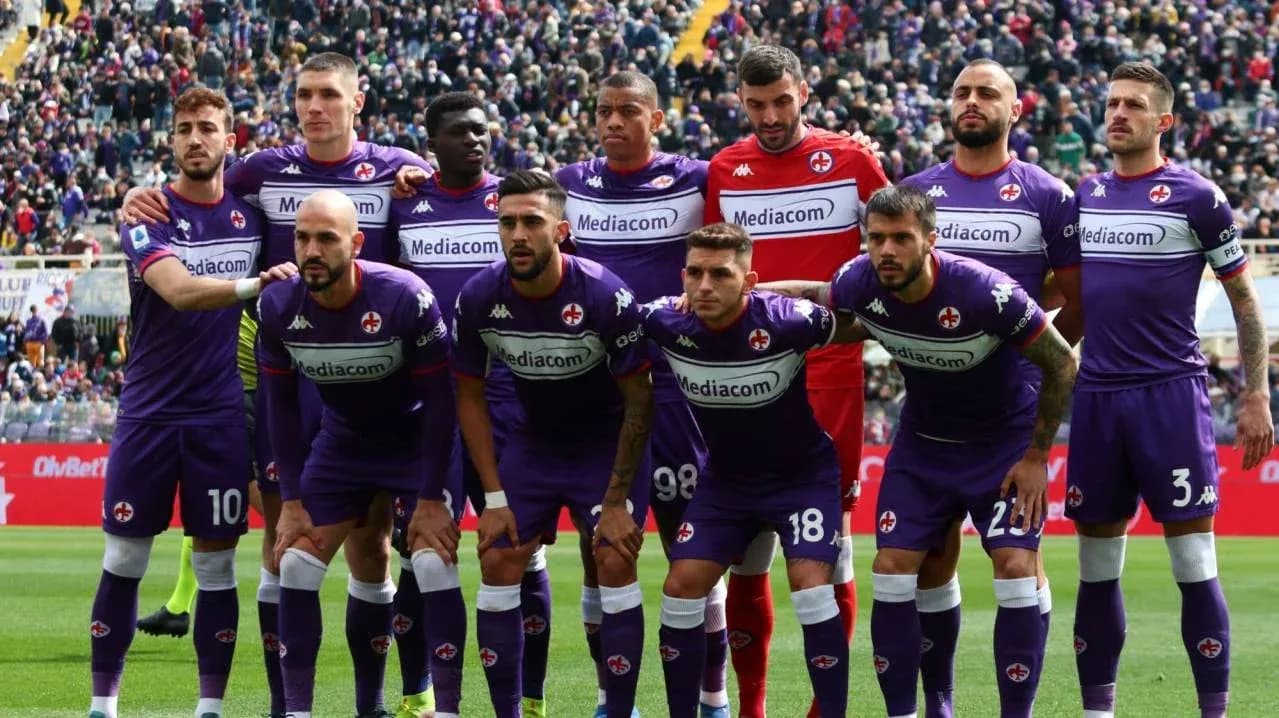 Jugadores de Fiorentina en alineación previa al partido Jugadores de Fiorentina en alineación previa al partido