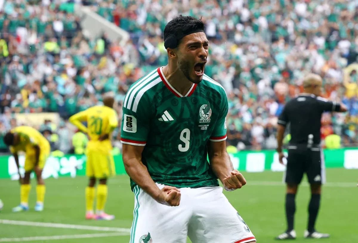 Jugador mexicano celebrando un gol en el Mundial Jugador mexicano celebrando un gol en el Mundial