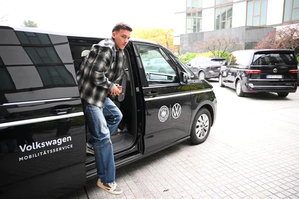 Jugador saliendo de vehículo Volkswagen en un hotel Jugador saliendo de vehículo Volkswagen en un hotel