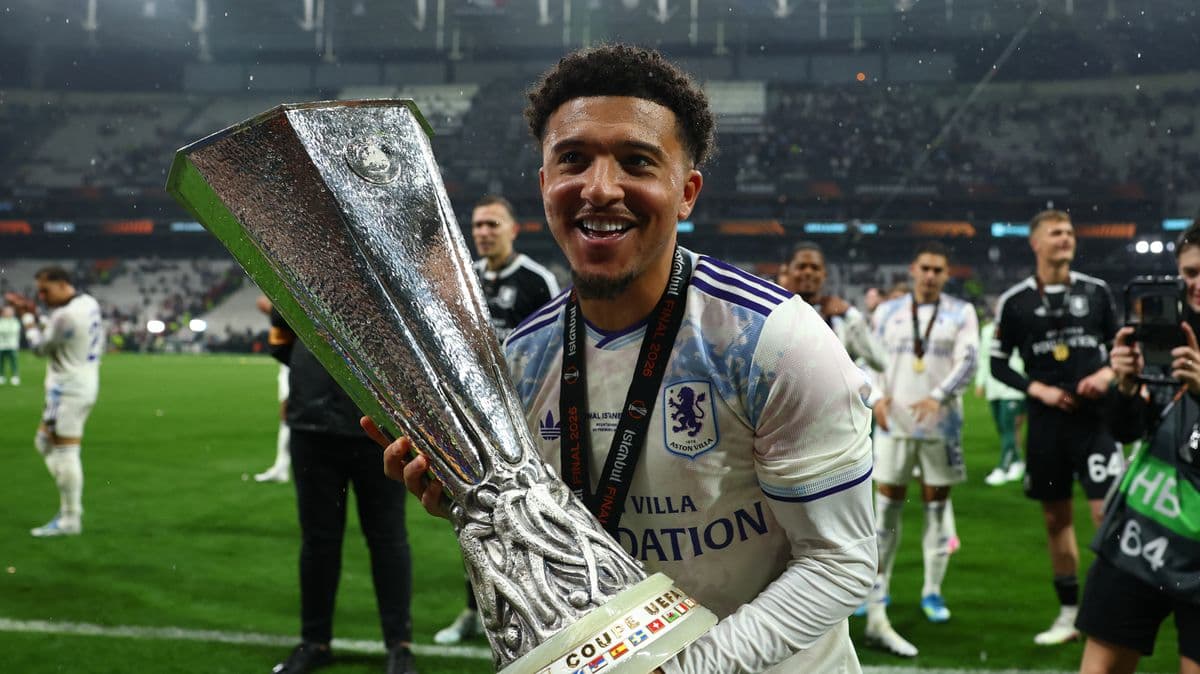 Jugador de Aston Villa celebrando con trofeo de Europa League Jugador de Aston Villa celebrando con trofeo de Europa League
