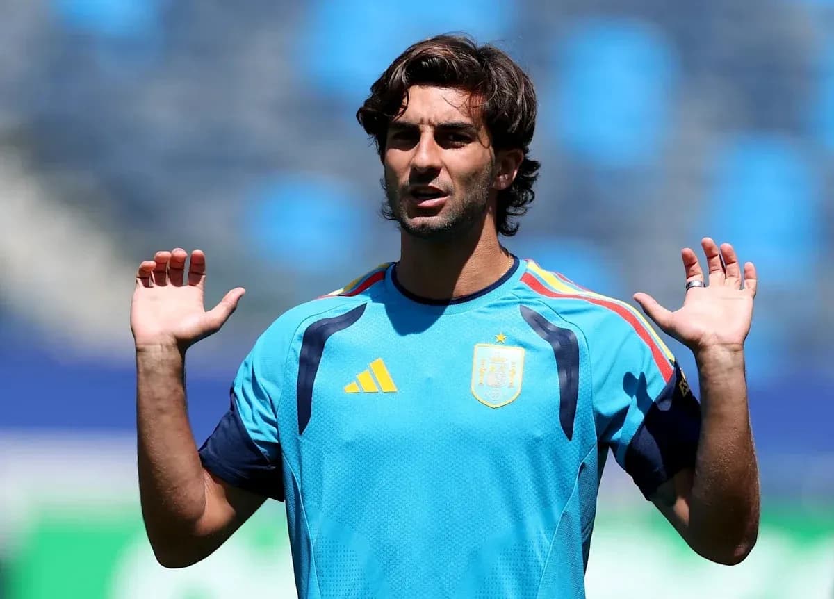 Jugador entrenando con camiseta de la selección española Jugador entrenando con camiseta de la selección española