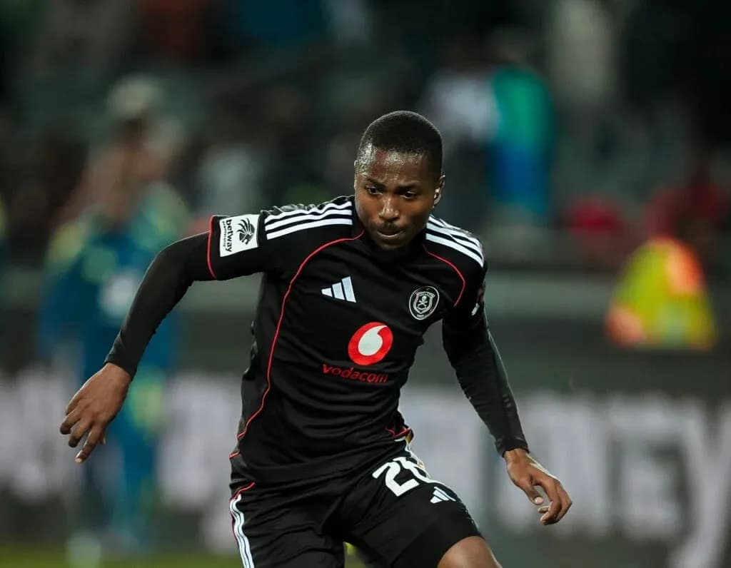 Jugador de Orlando Pirates corriendo en el campo Jugador de Orlando Pirates corriendo en el campo