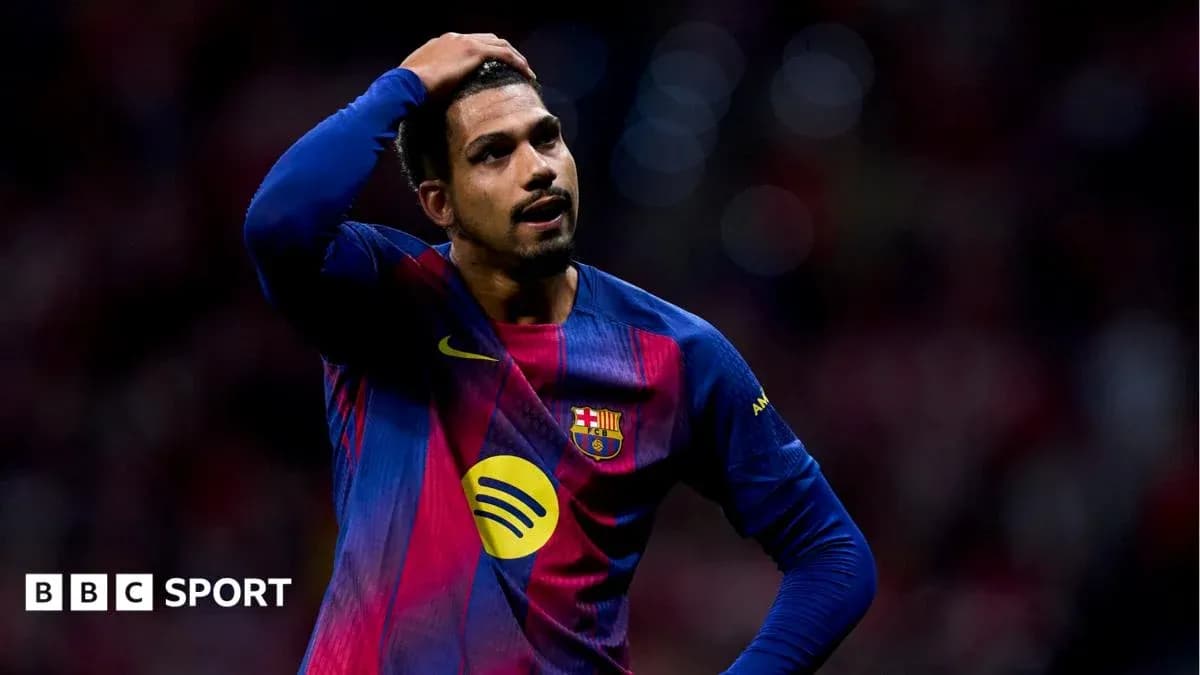 Jugador de Barcelona con mano en la cabeza durante partido Jugador de Barcelona con mano en la cabeza durante partido