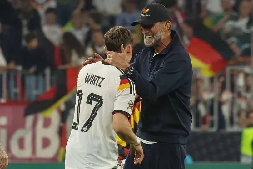 Jugador alemán Wirtz siendo felicitado por entrenador Jugador alemán Wirtz siendo felicitado por entrenador