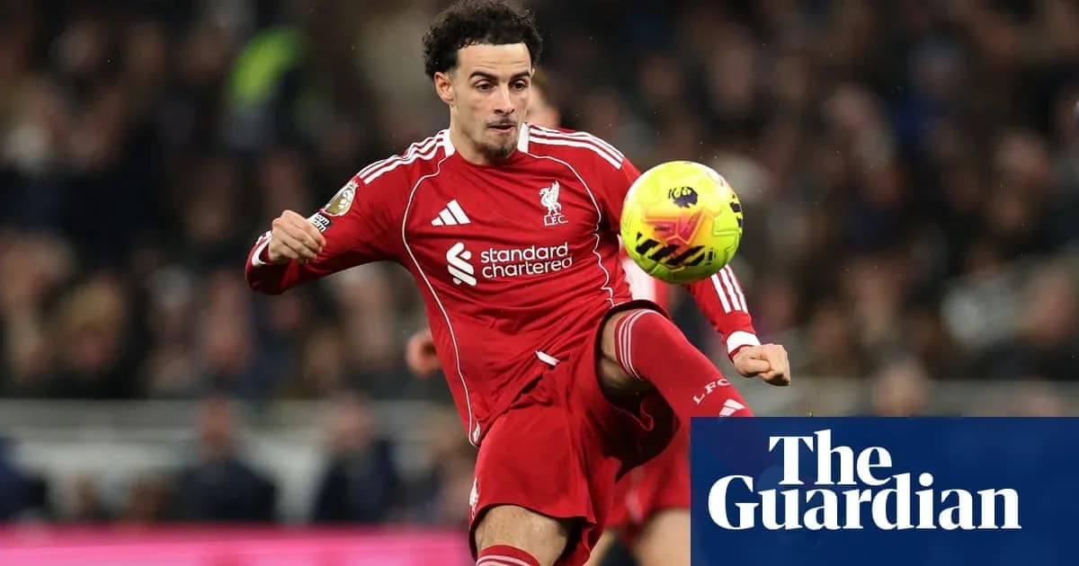 Jugador de Liverpool controlando el balón durante el partido Jugador de Liverpool controlando el balón durante el partido