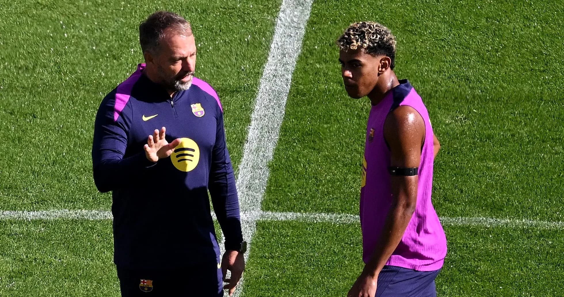 Entrenador hablando con jugador durante entrenamiento Entrenador hablando con jugador durante entrenamiento
