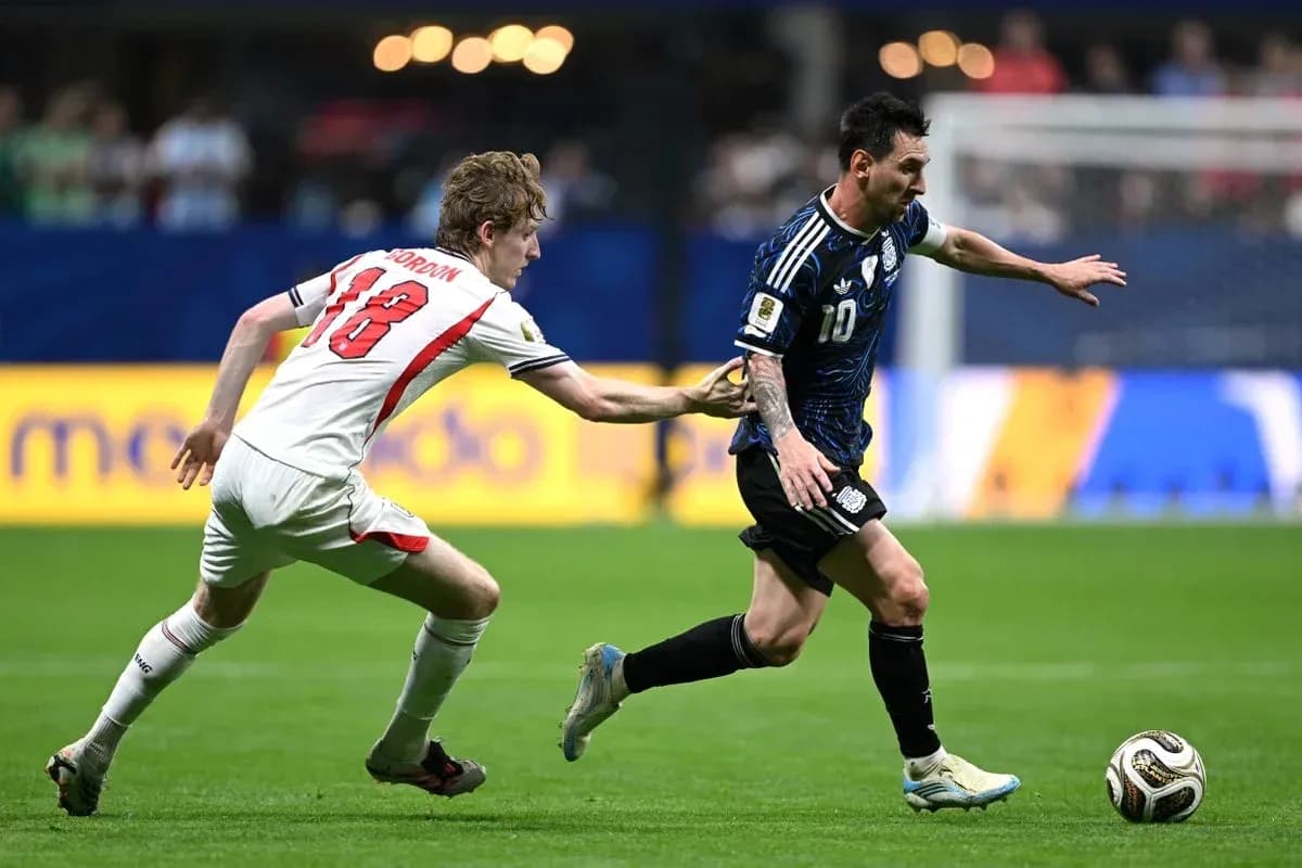 Jugador persiguiendo a Lionel Messi durante un partido Jugador persiguiendo a Lionel Messi durante un partido