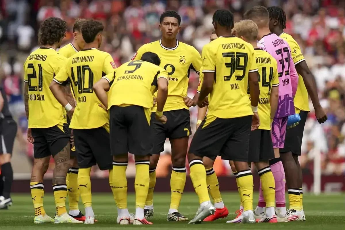 Jugadores de Borussia Dortmund en reunión táctica Jugadores de Borussia Dortmund en reunión táctica