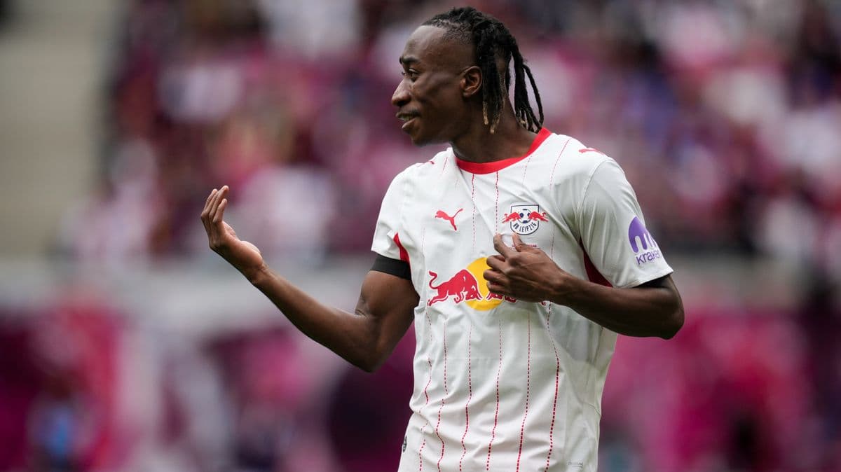 Jugador de RB Leipzig gesticulando durante el partido Jugador de RB Leipzig gesticulando durante el partido