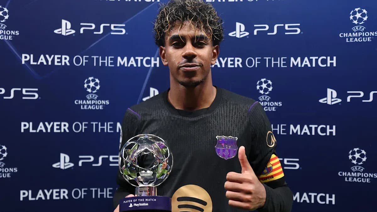 Jugador sosteniendo trofeo de Jugador del Partido Jugador sosteniendo trofeo de Jugador del Partido