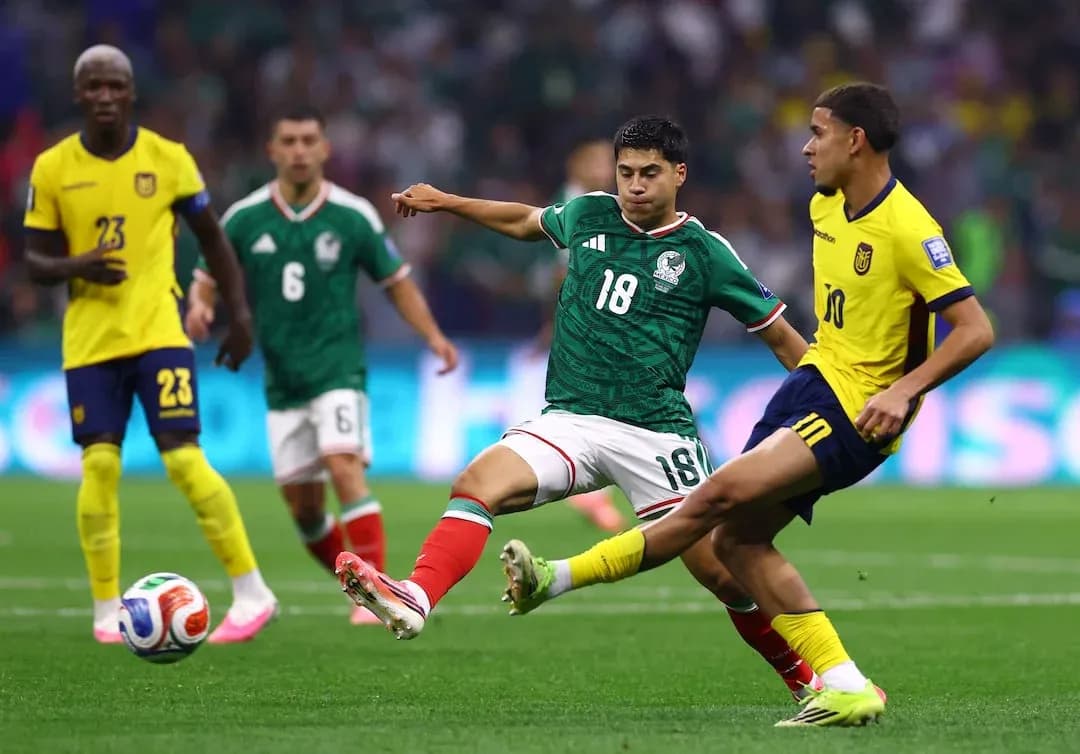 Jugador de México disputa el balón con jugador de Ecuador Jugador de México disputa el balón con jugador de Ecuador