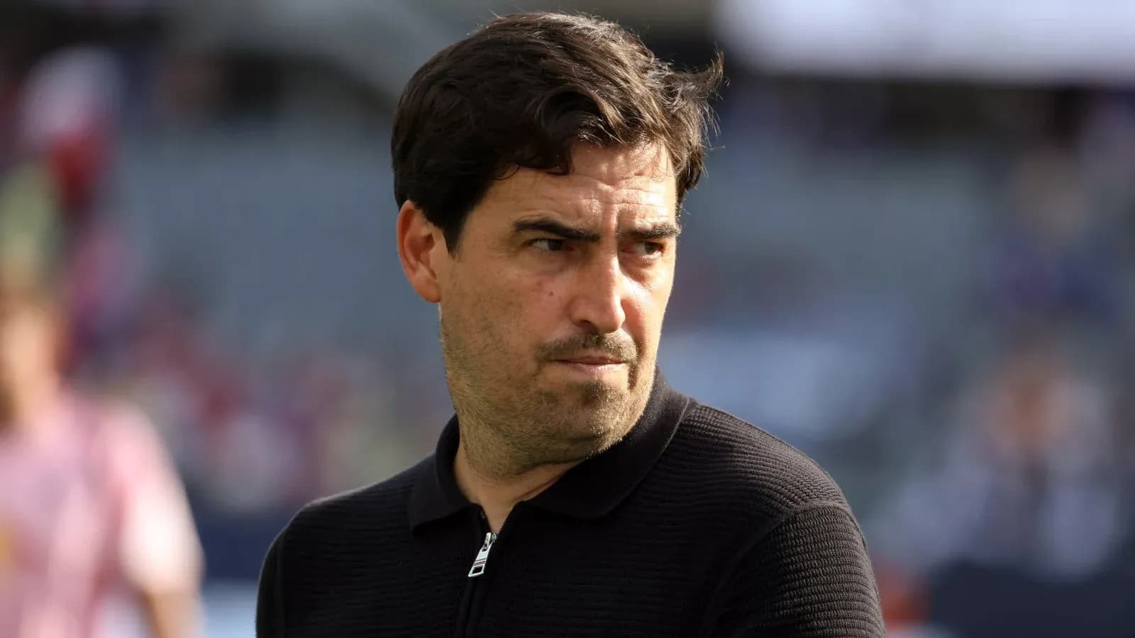 Entrenador observando el partido desde la línea Entrenador observando el partido desde la línea