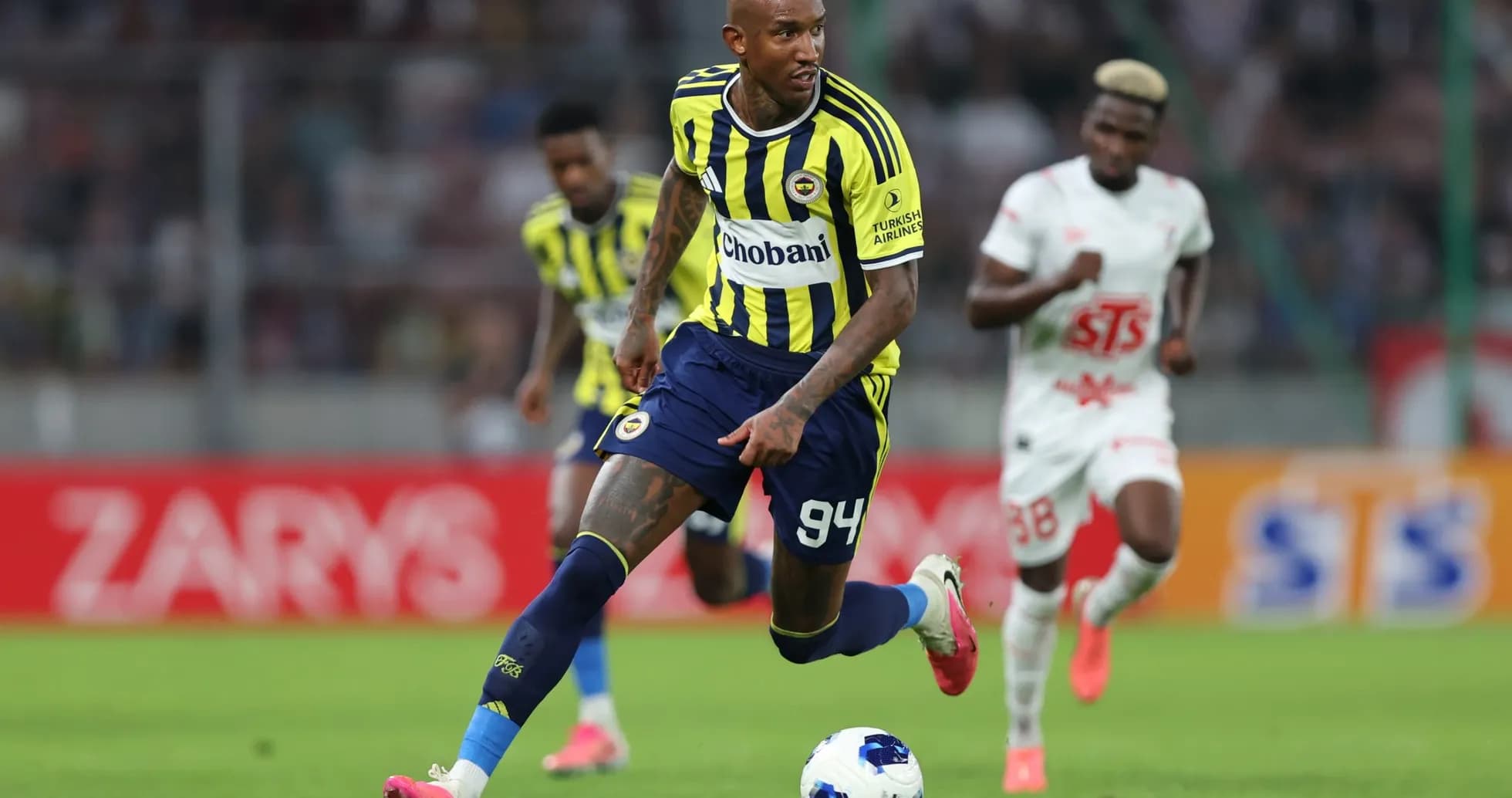 Jugador de Fenerbahçe corriendo con el balón Jugador de Fenerbahçe corriendo con el balón
