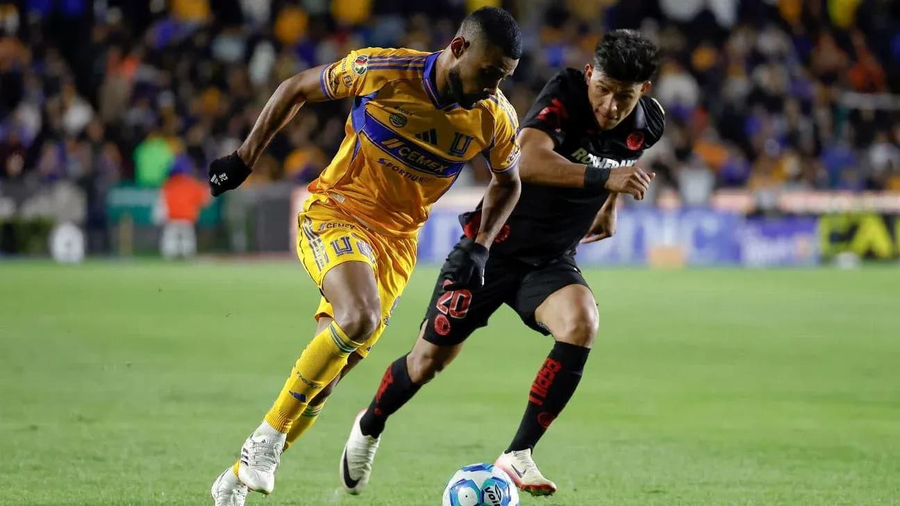 Jugadores de Tigres y Toluca en acción Jugadores de Tigres y Toluca en acción
