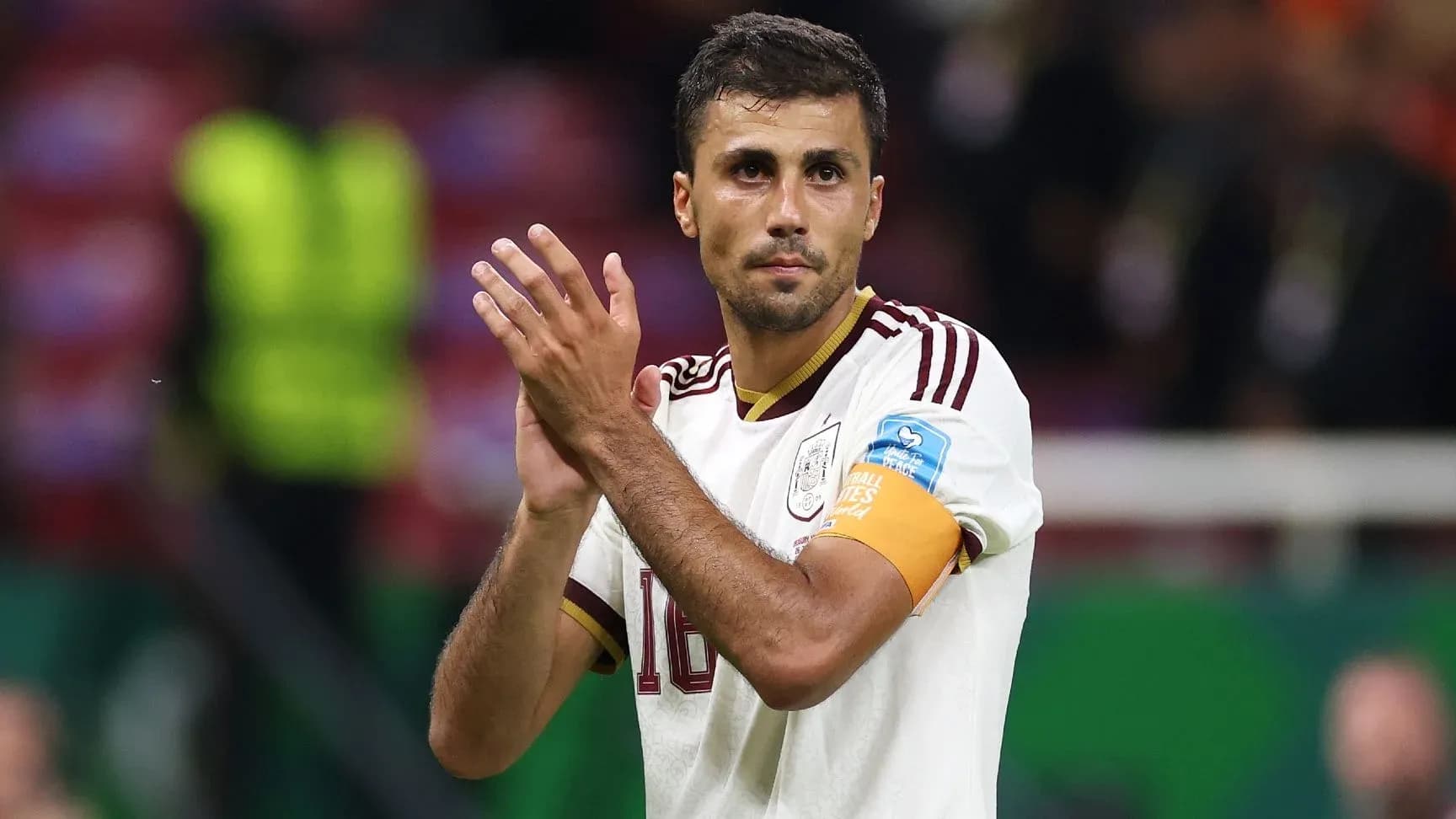 Jugador aplaudiendo tras el partido con España Jugador aplaudiendo tras el partido con España