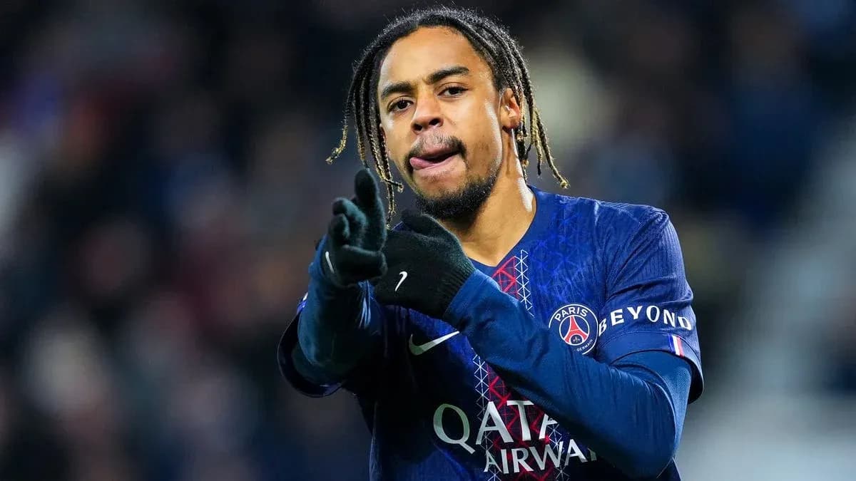 Jugador de PSG señalando durante el partido Jugador de PSG señalando durante el partido