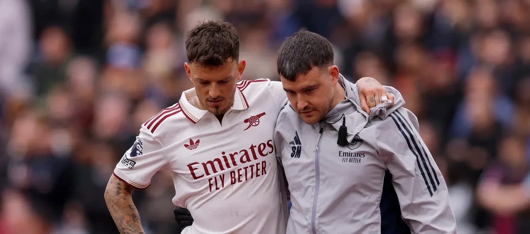 Jugador siendo ayudado por el personal médico en el campo Jugador siendo ayudado por el personal médico en el campo