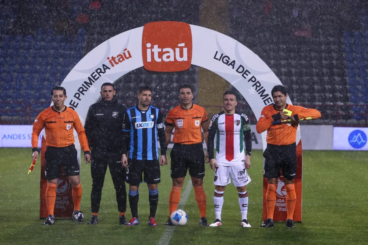 Jugadores y árbitros antes del partido de fútbol Jugadores y árbitros antes del partido de fútbol