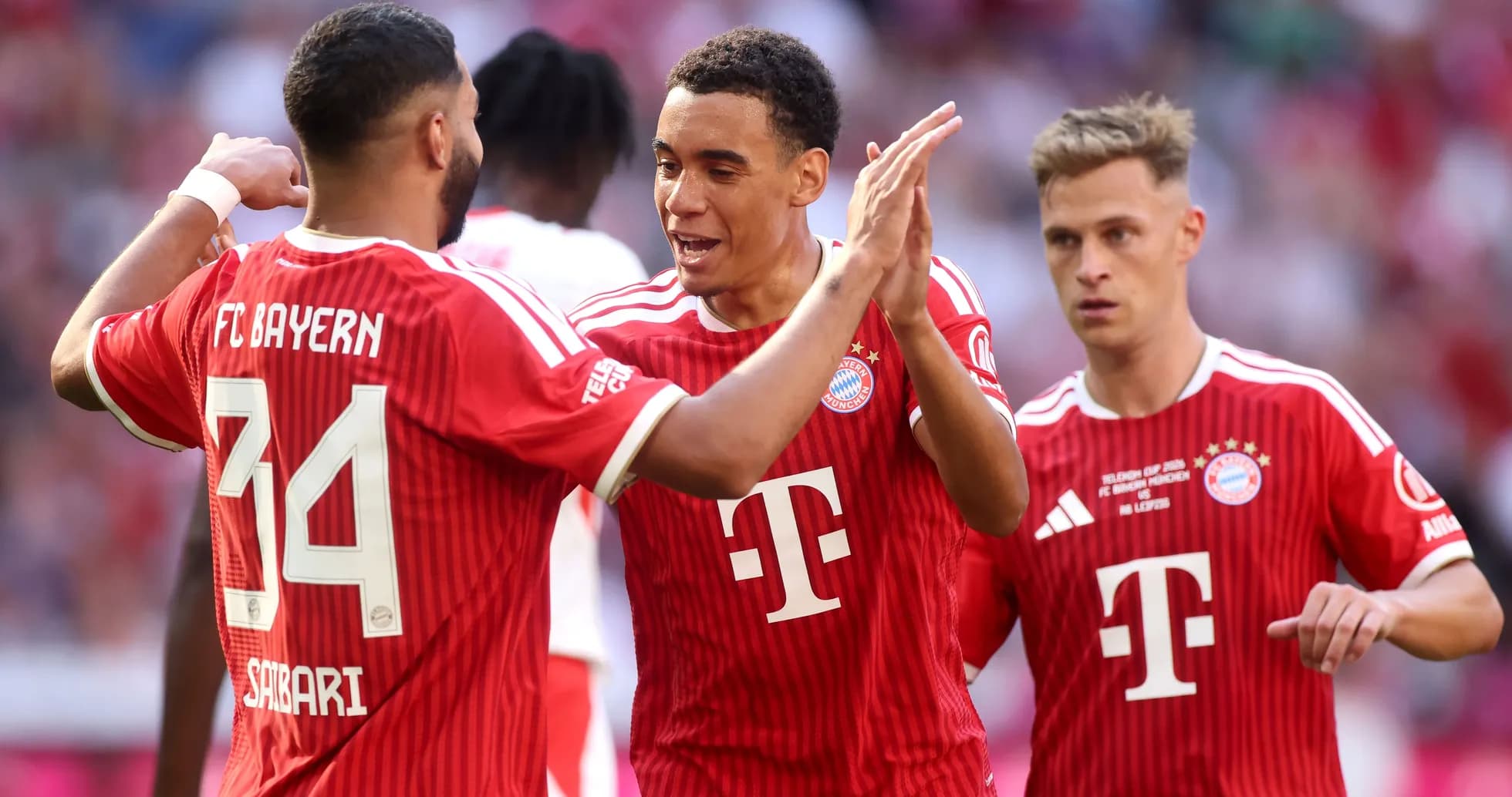 Jugadores de Bayern celebrando un gol en el partido Jugadores de Bayern celebrando un gol en el partido