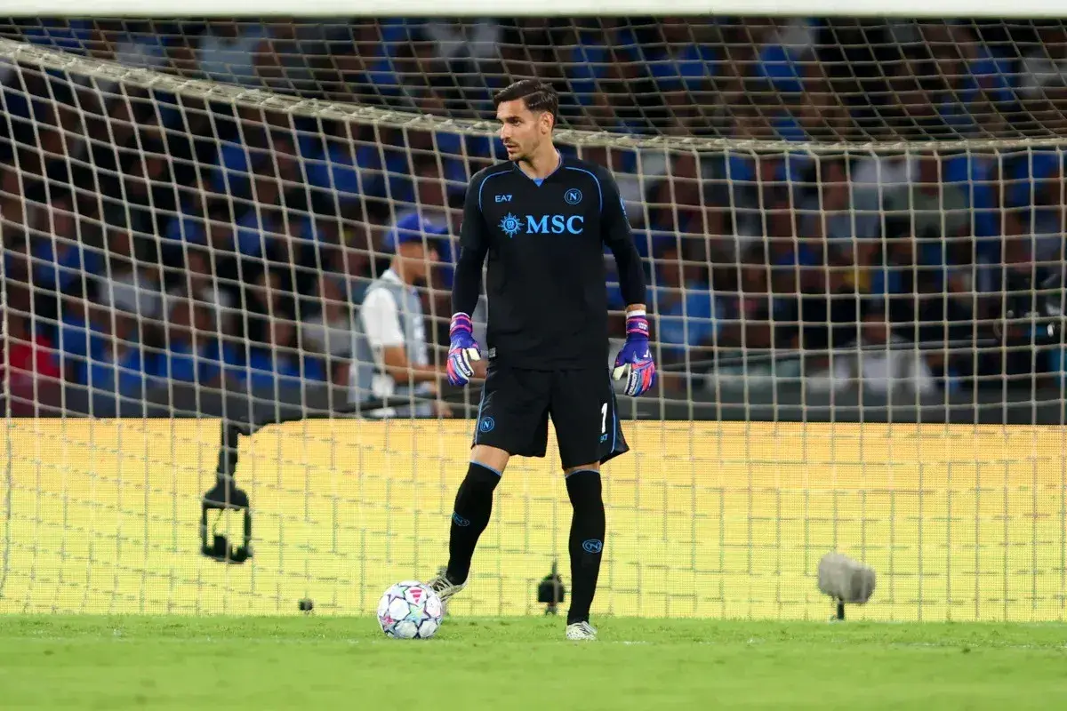 Portero de Napoli en acción durante el partido Portero de Napoli en acción durante el partido