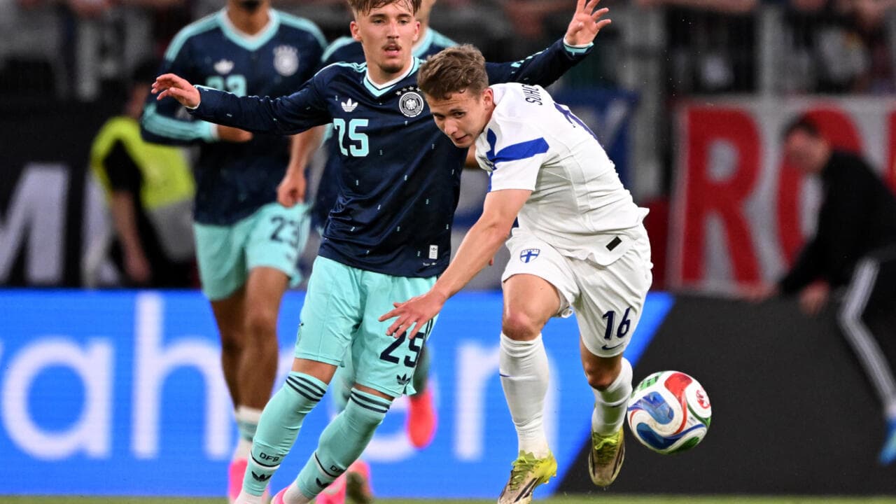 Jugador finlandés luchando por el balón contra alemán Jugador finlandés luchando por el balón contra alemán