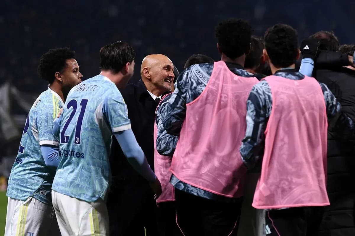 Entrenador celebrando con jugadores tras el partido Entrenador celebrando con jugadores tras el partido