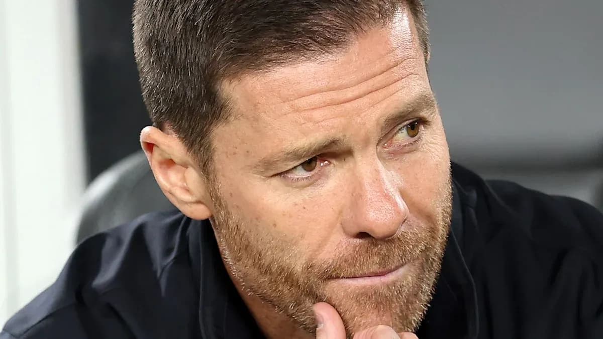Entrenador pensativo en el banquillo del partido Entrenador pensativo en el banquillo del partido