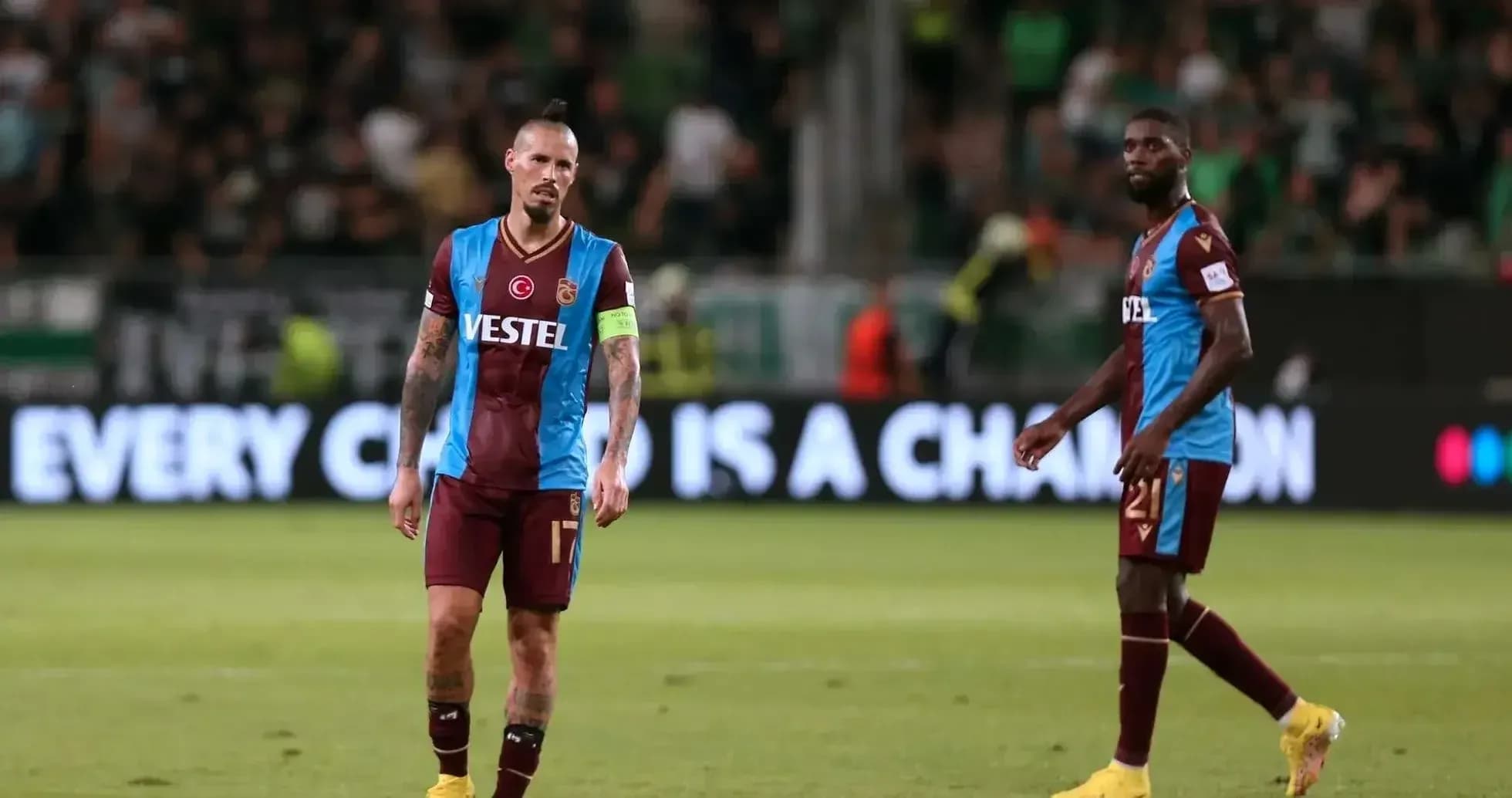 Jugadores de Trabzonspor en el campo tras el partido Jugadores de Trabzonspor en el campo tras el partido