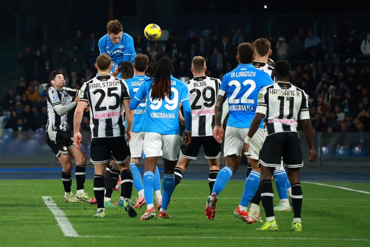 Jugador de Napoli cabeceando en el partido Jugador de Napoli cabeceando en el partido