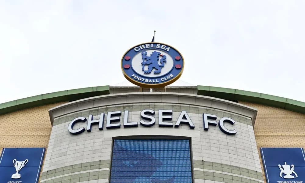 Fachada del estadio de Chelsea FC con su emblema Fachada del estadio de Chelsea FC con su emblema