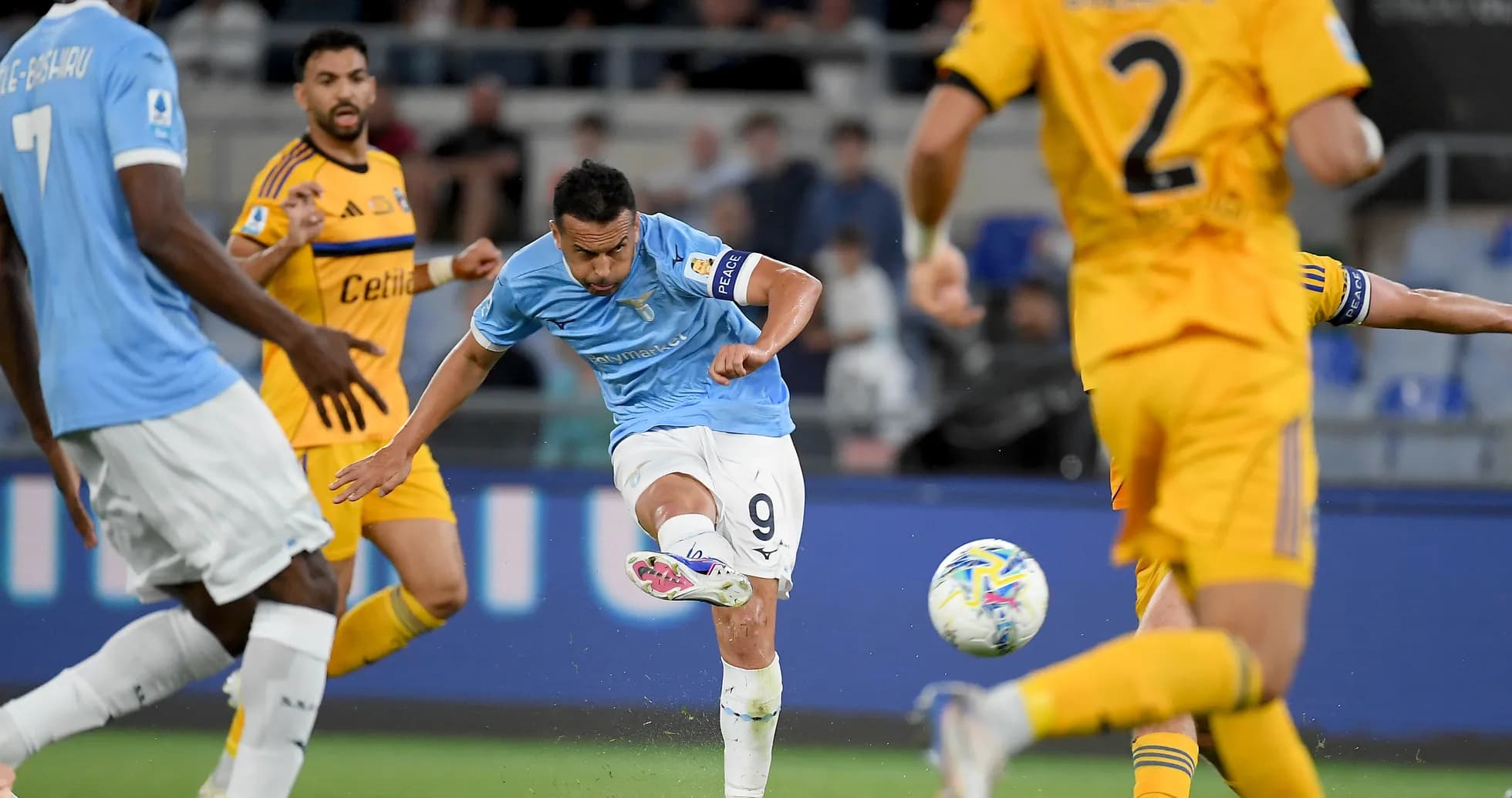 Jugador de Lazio pateando el balón en el partido Jugador de Lazio pateando el balón en el partido