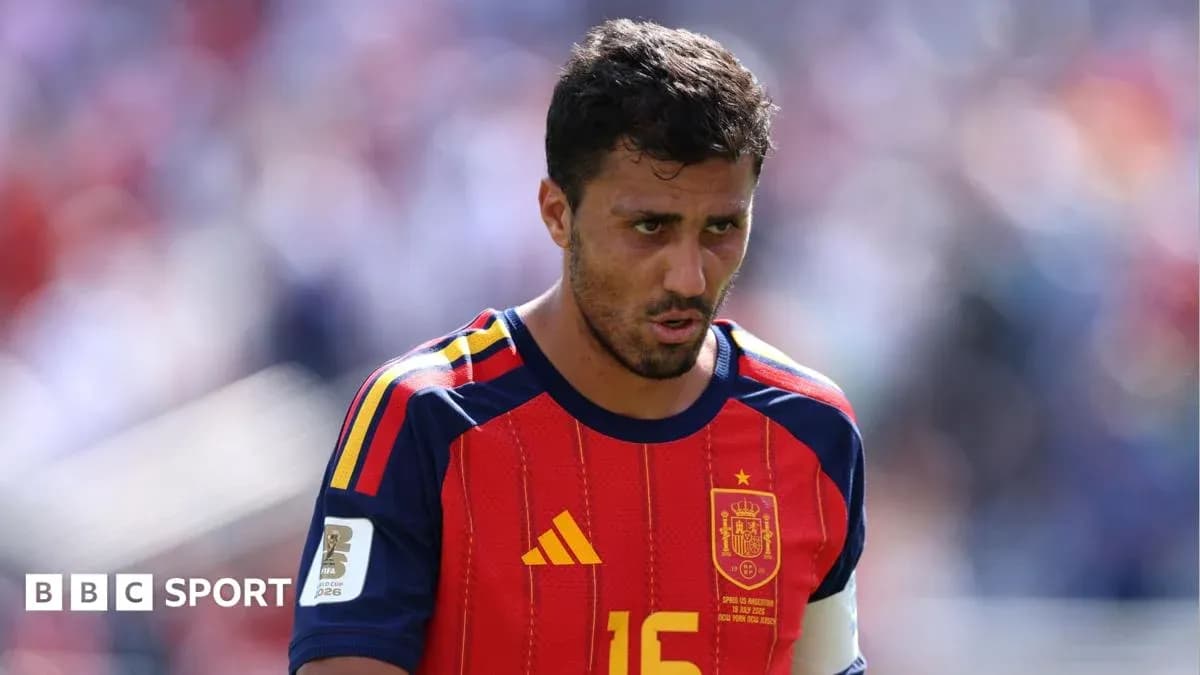 Jugador de España en partido con camiseta roja Jugador de España en partido con camiseta roja