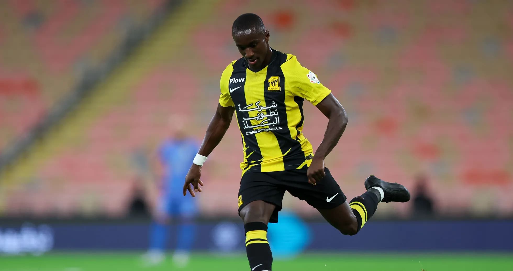 Jugador de Ittihad lanzando el balón en el campo Jugador de Ittihad lanzando el balón en el campo