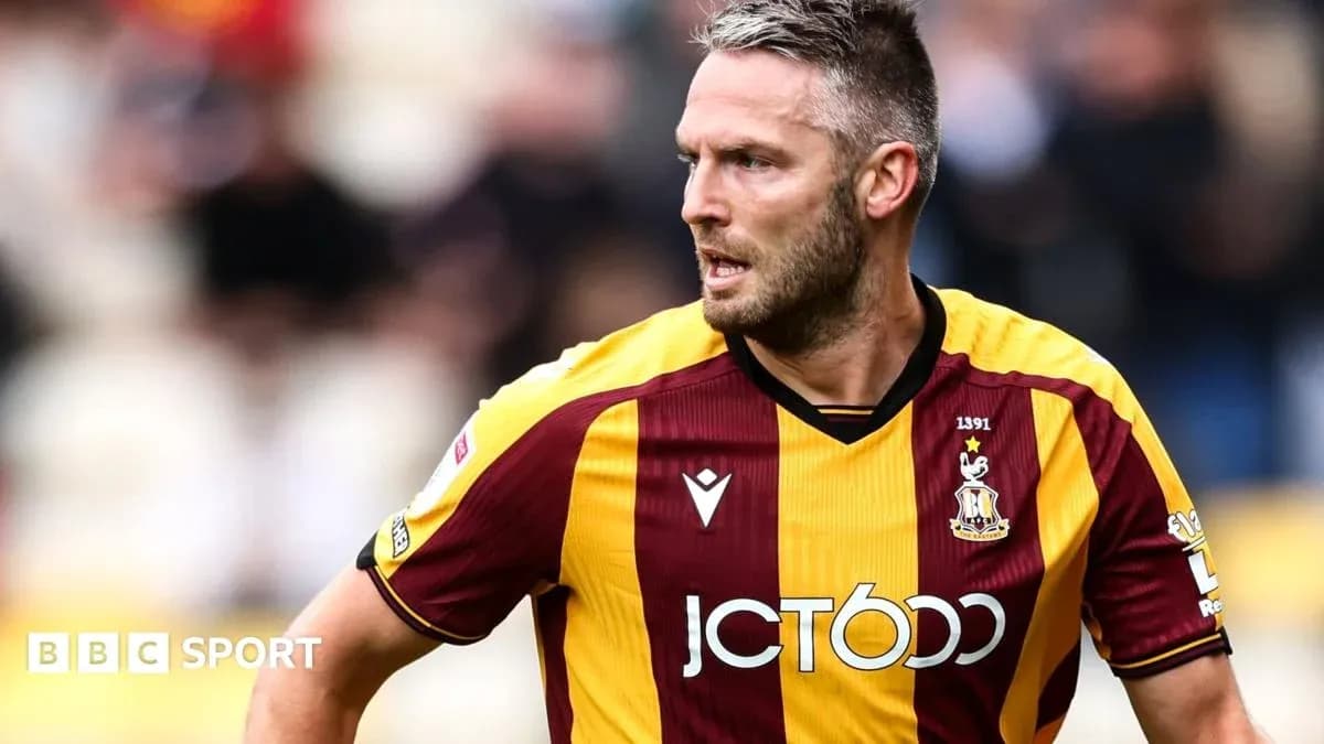 Jugador de Bradford City corriendo en el campo Jugador de Bradford City corriendo en el campo