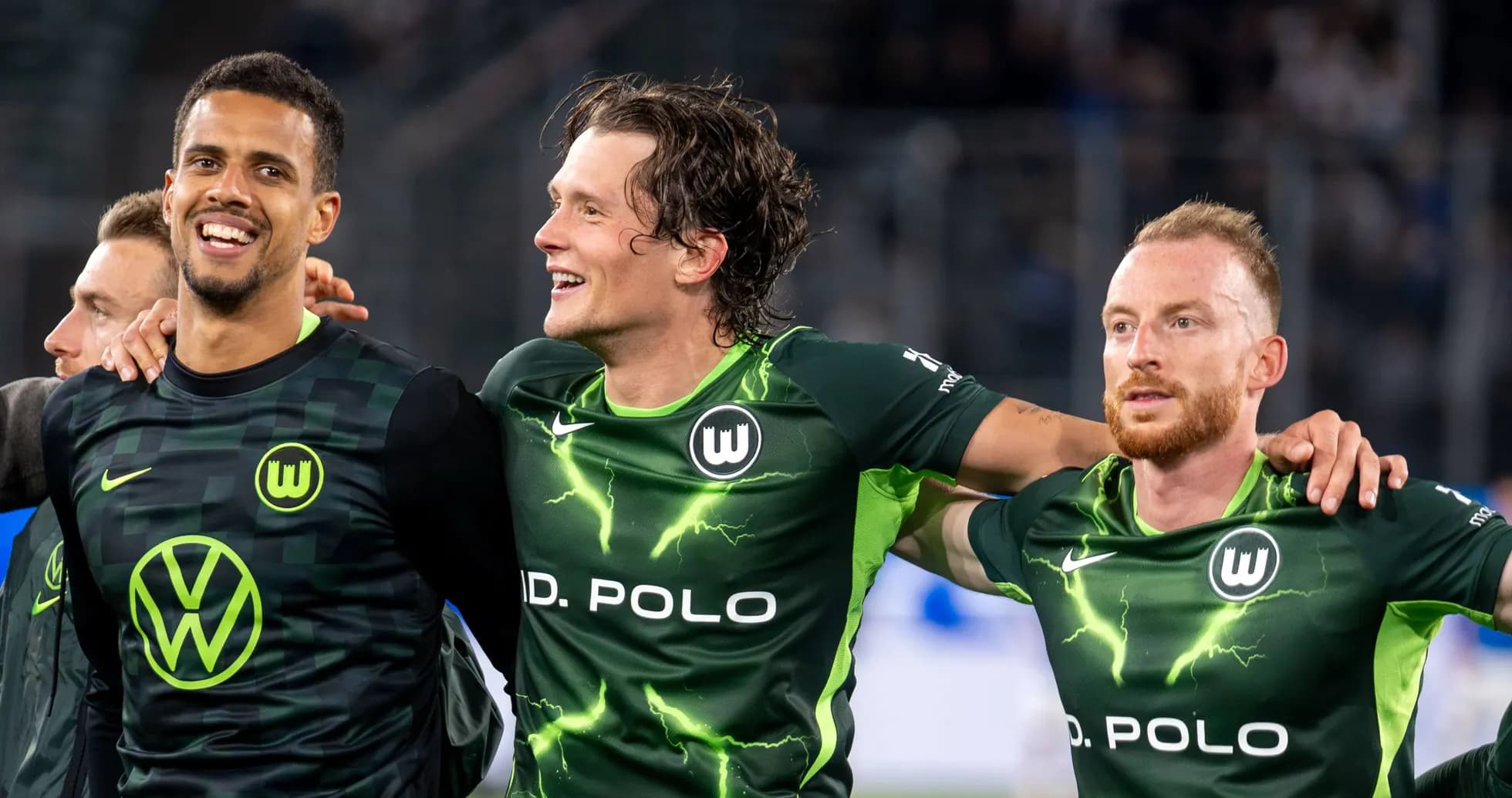 Jugadores de Wolfsburg celebrando en el campo Jugadores de Wolfsburg celebrando en el campo